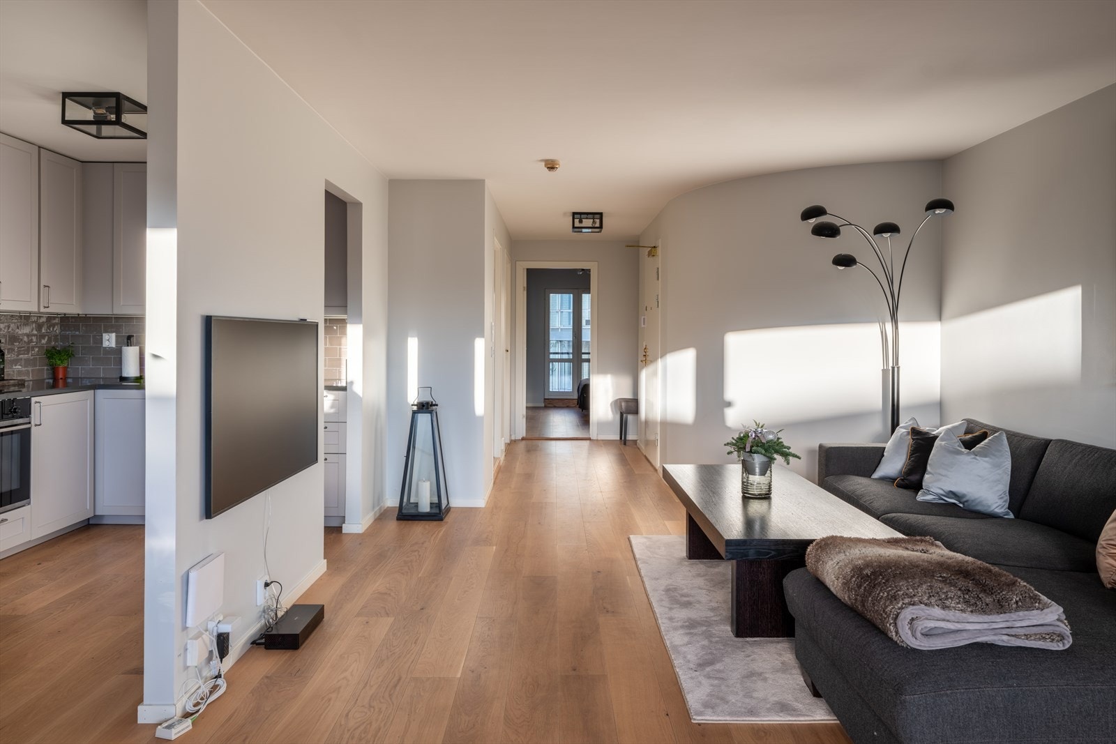 Leiligheten har en svært praktisk planløsning med åpen stue/kjøkken løsning, entré, to soverom og et omkledningsrom Galleribilde