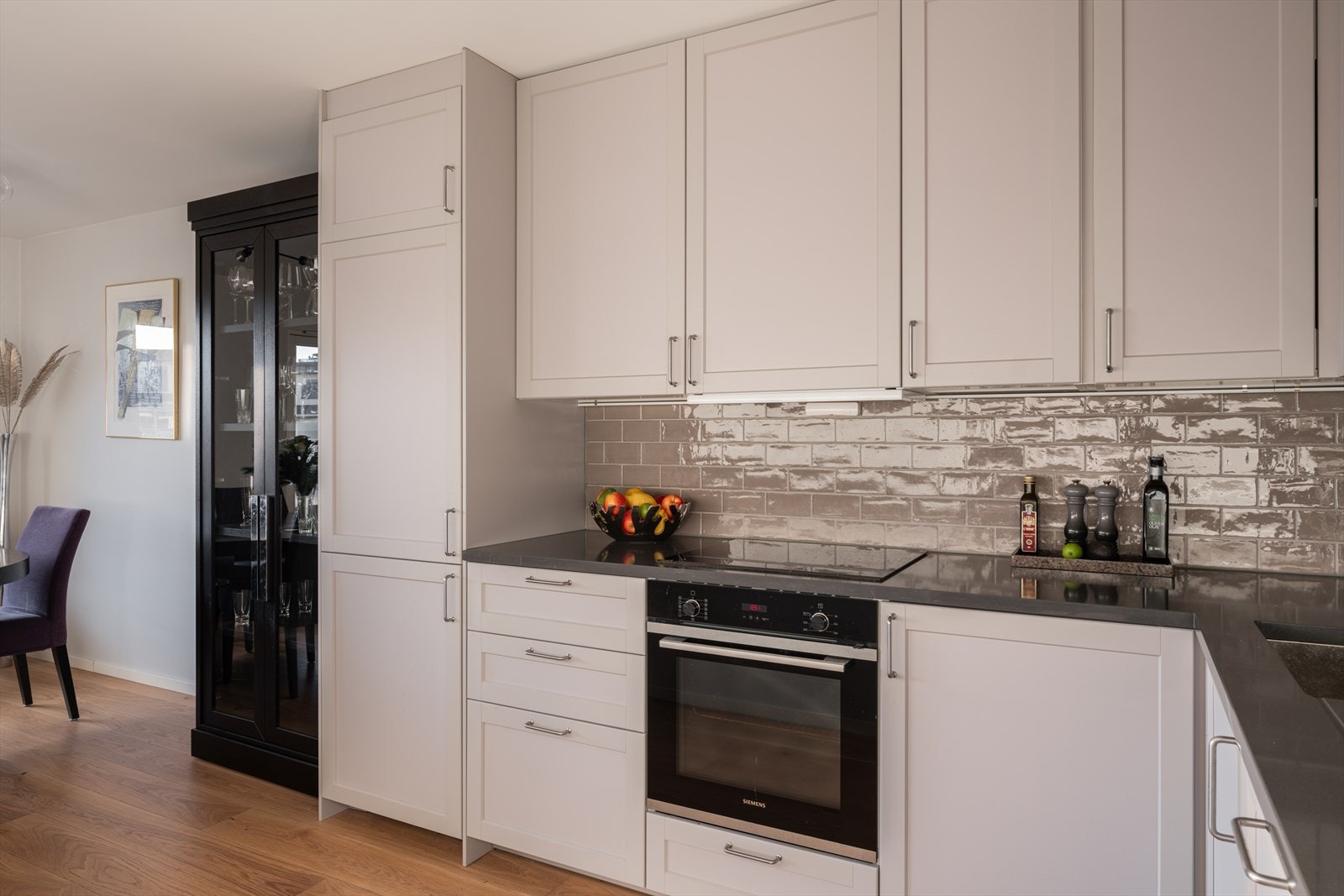 Av integrerte hvitevarer er det stekeovn, platetopp, kjøleskap med fryser og oppvaskmaskin Galleribilde