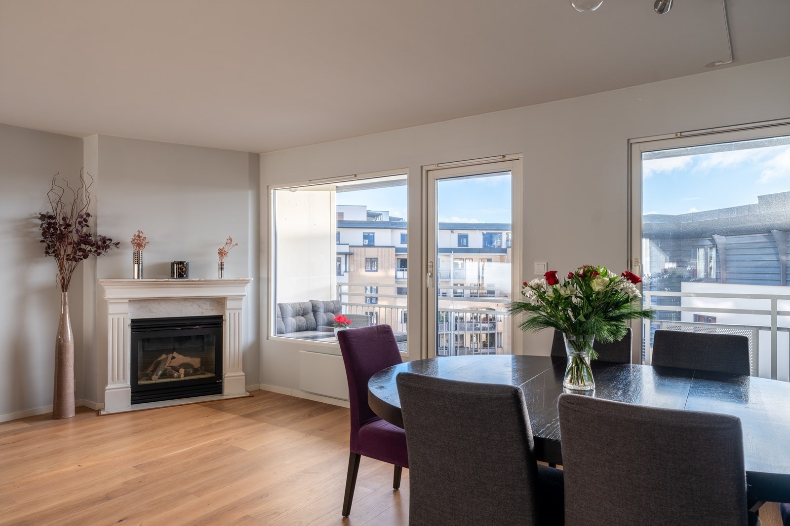 I stuen er det store vinduer som gir rikelig med lys Galleribilde