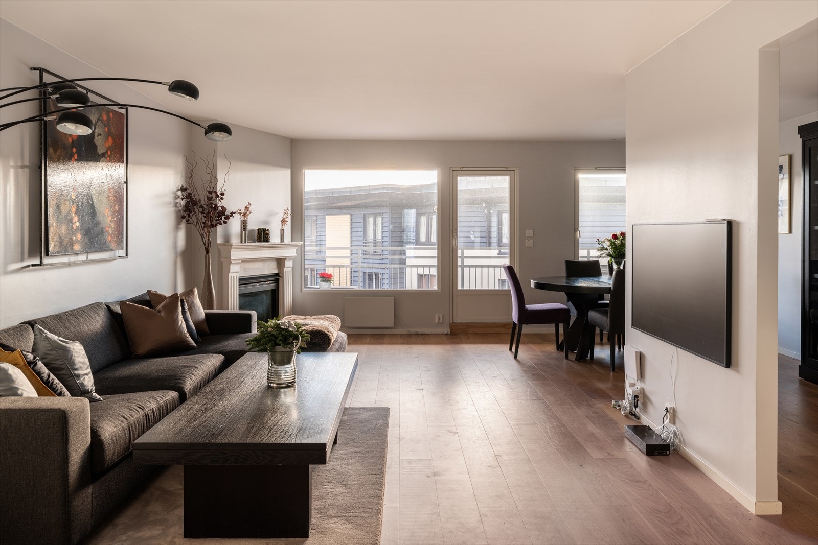 Leiligheten er malt i lyse, lune farger Galleribilde