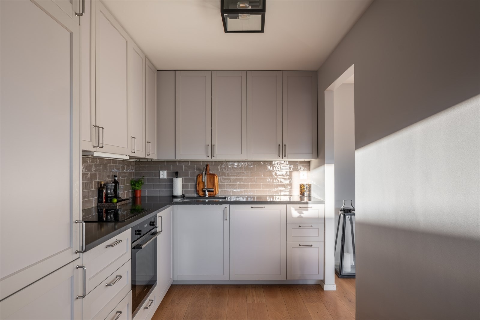 Her er det rikelig med skap- og benkeplass. Galleribilde