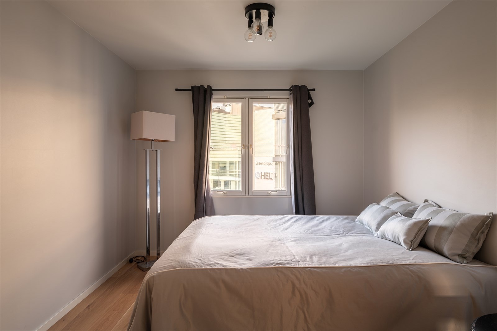 På soverommet har du god plass til dobbelseng og oppbevaring Galleribilde