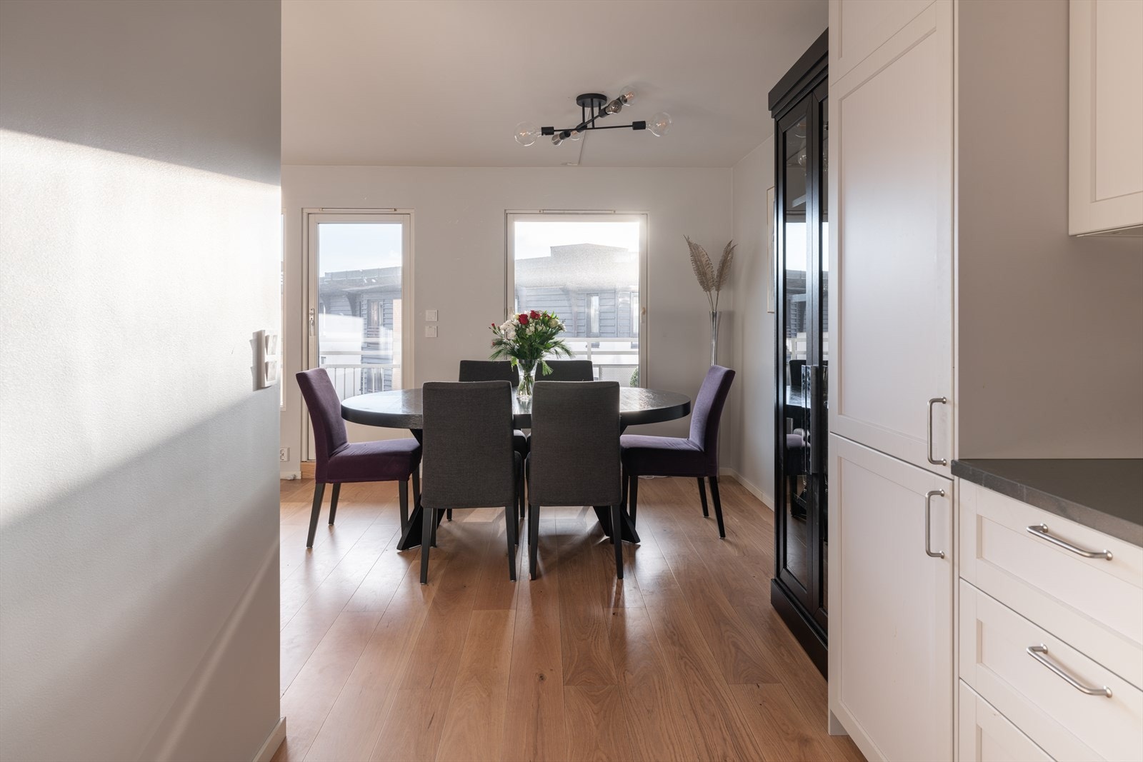 I flukt med kjøkkenet er det god plass til spisebord. Galleribilde