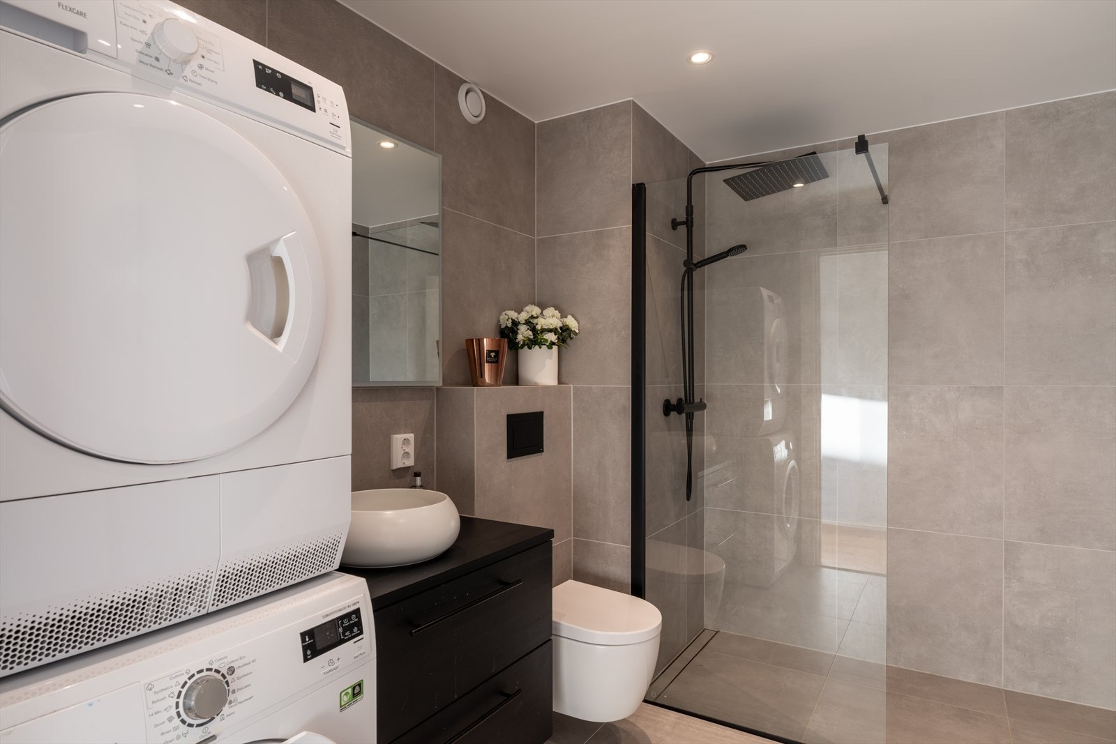 Lyst og tidløst bad som er pusset opp i 2024 Galleribilde