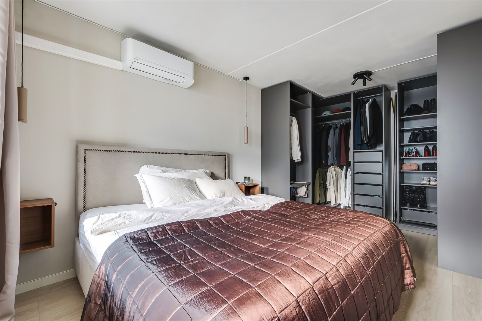 Det er installert varmepumpe (kun kjøling) på soverommet. Galleribilde