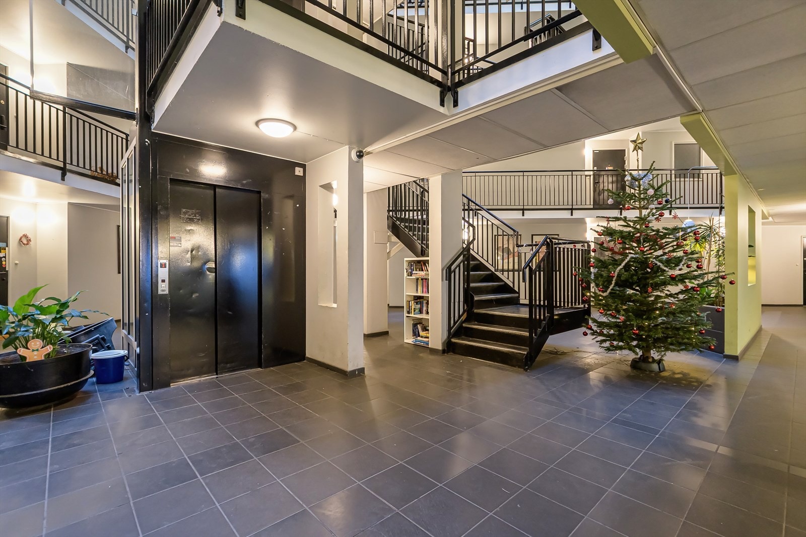 Bygget er fra 1991 med moderne fellesarealer med svalgang og heis. Galleribilde