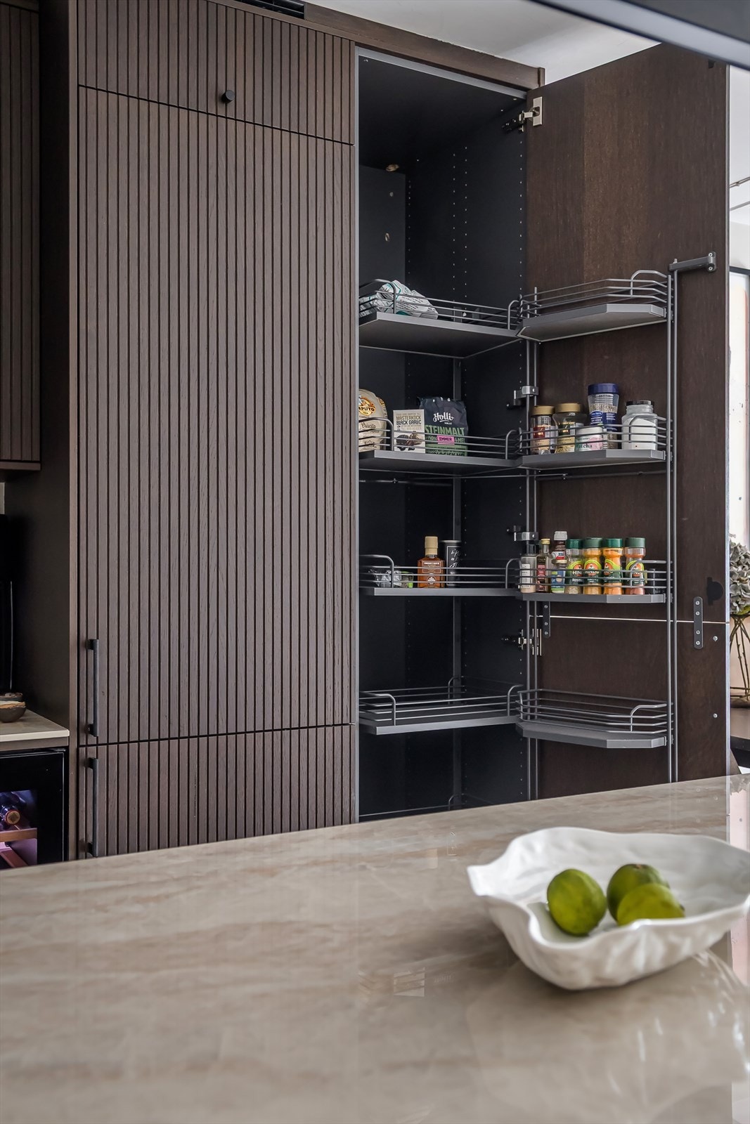 Et flott kvalitetskjøkken med nydelige detaljer og smarte løsninger. Galleribilde