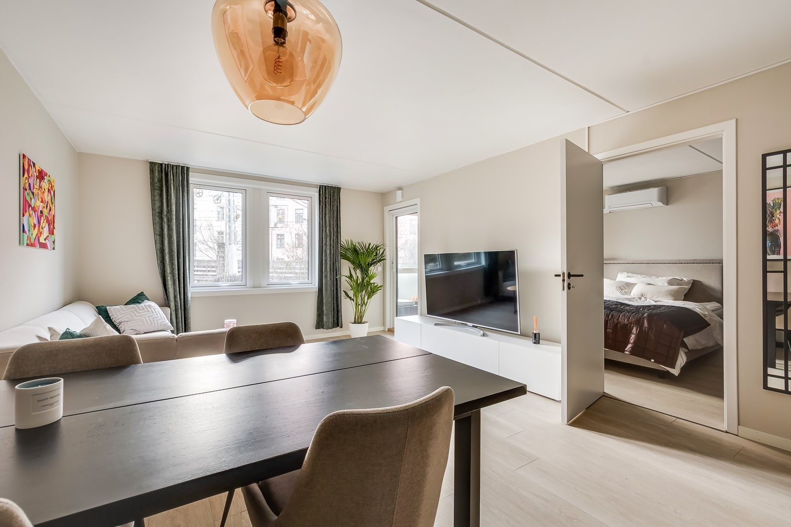 Det er god plass til å samle venner og familie rundt spisebordet. Galleribilde