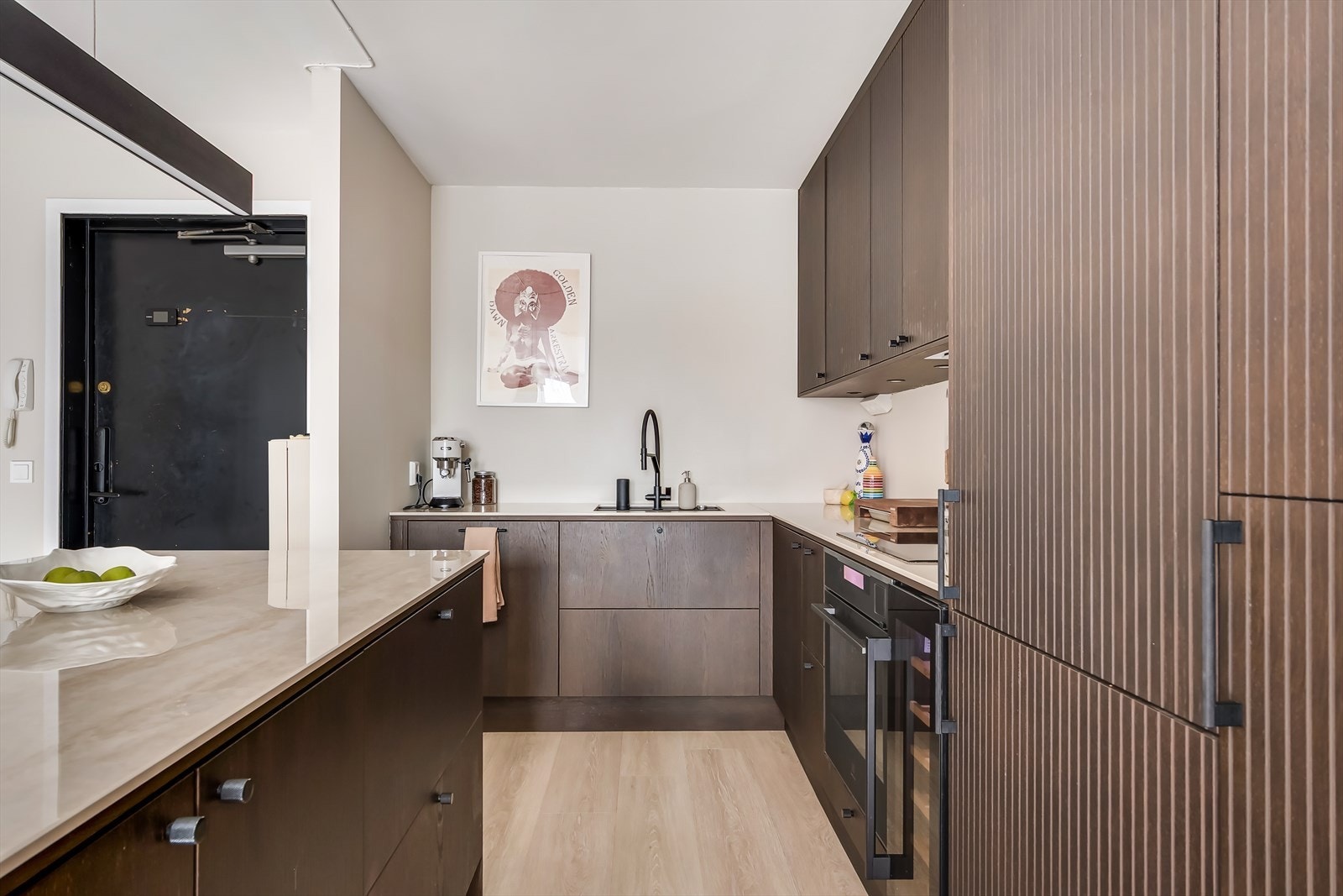 Leiligheten er nyoppusset i 2024 med nytt kjøkken, bad, gulv og overflater, og fremstår som svært moderne og gjennomtenkt. Galleribilde