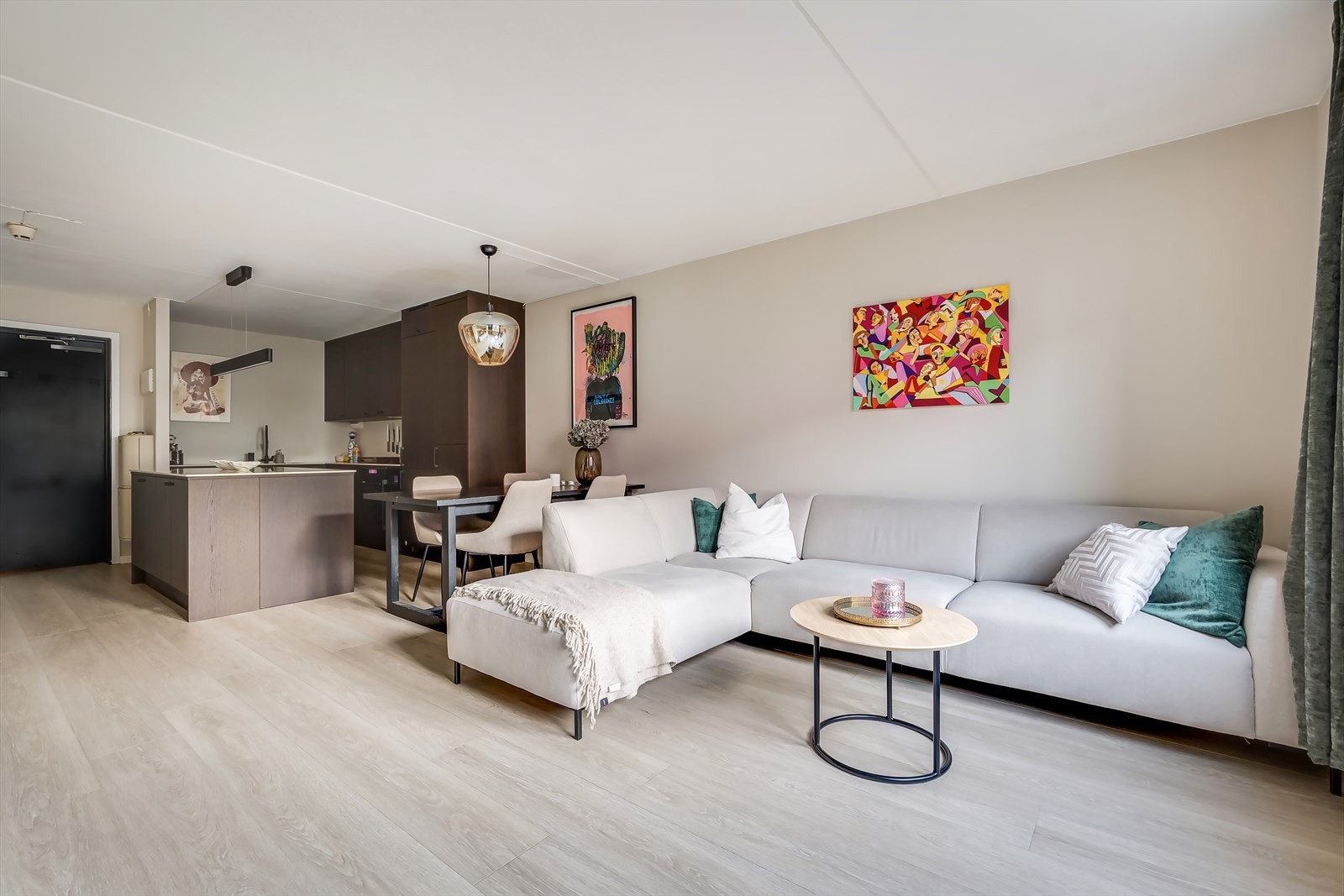 Leilgheten byr på en god og praktisk planløsning med romslige rom. Galleribilde