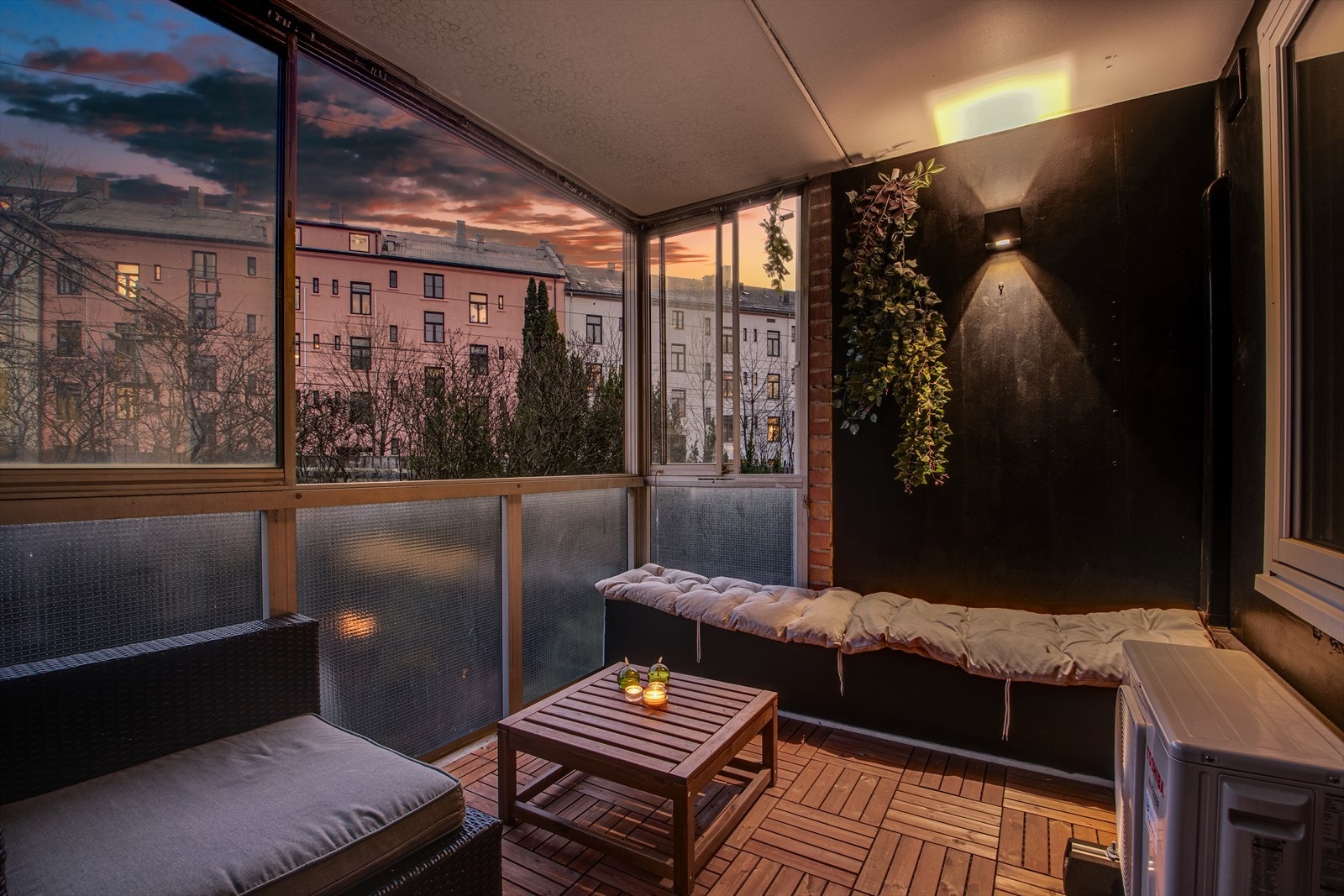 Flott innglasset balkong med fine treheller på gulvet. Galleribilde