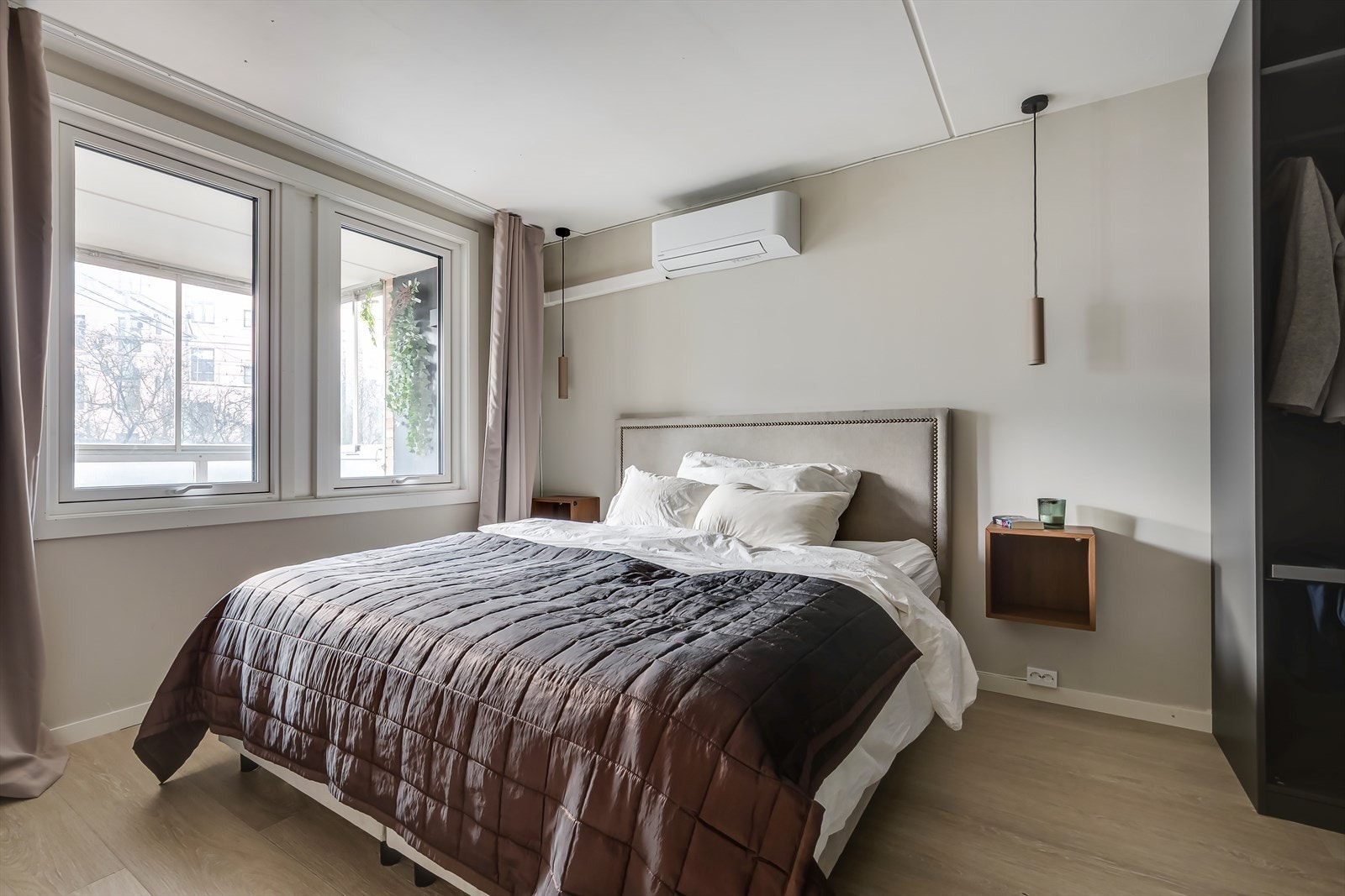 Romslig soverom med god plass til dobbeltseng, nattbord og tilhørende møbler. Galleribilde