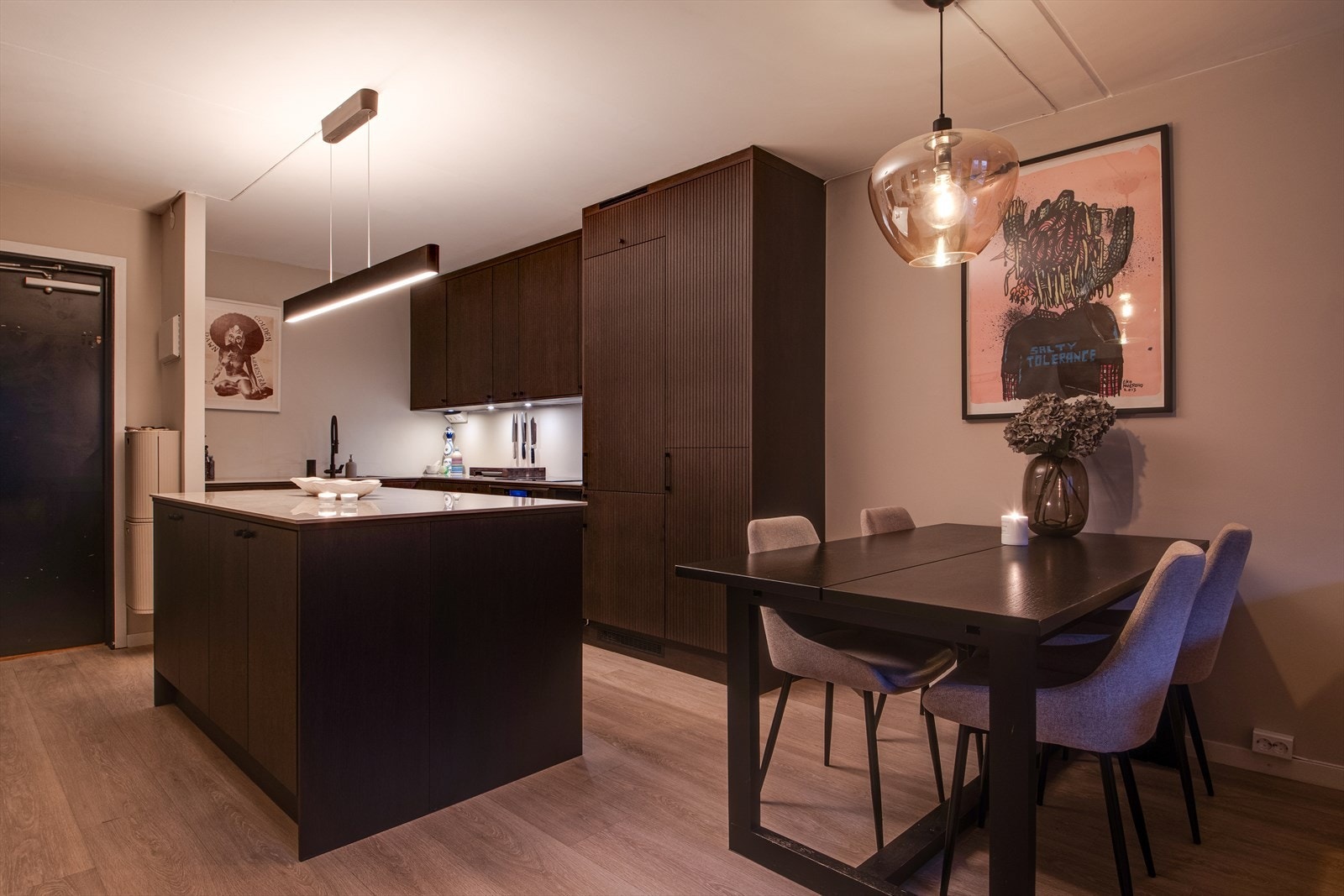 Leiligheten har en velfungerende og sosial planløsning med funksjonelle soner, luftig romfølelse og mange innredningsmuligheter. Galleribilde