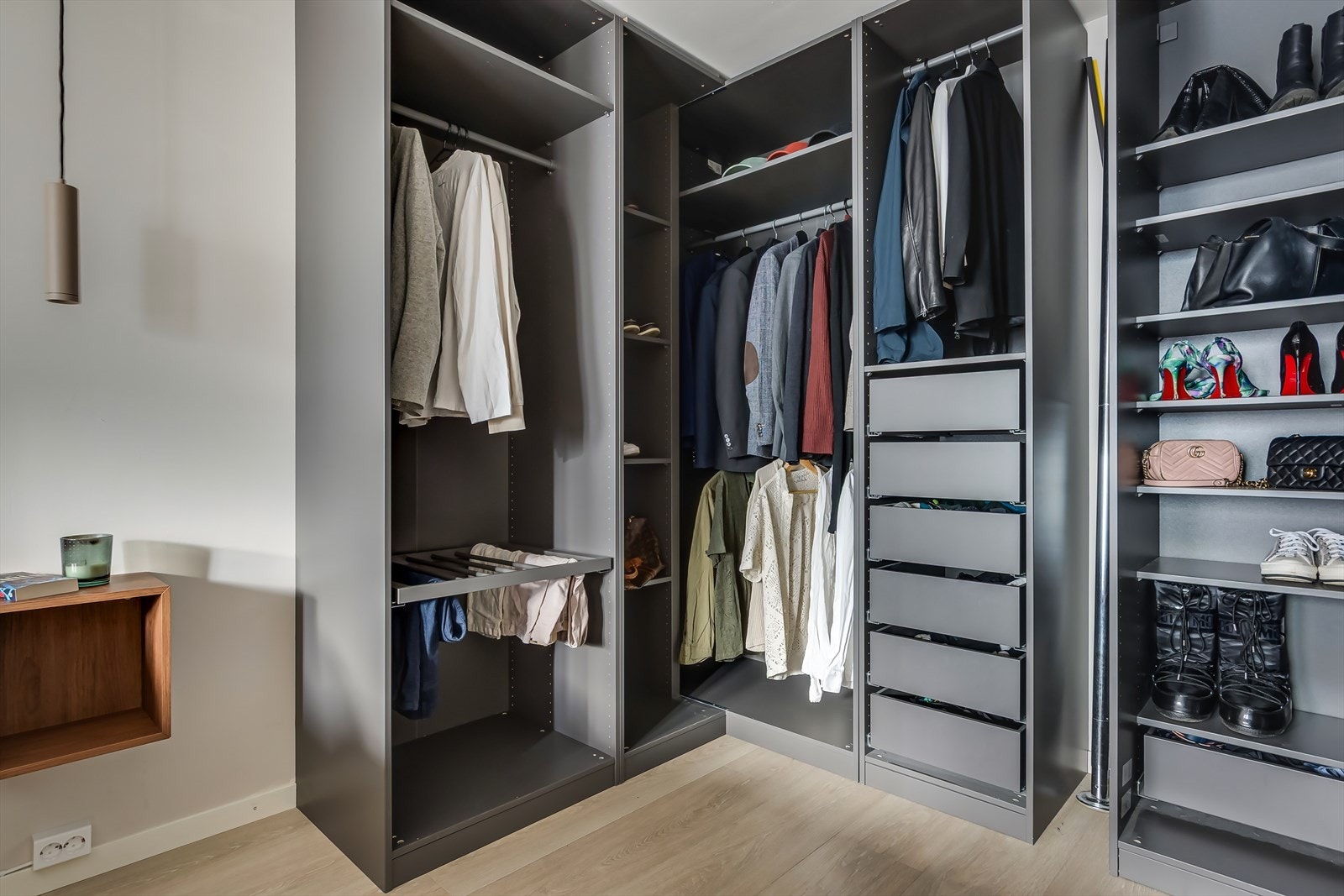 Den åpne garderobeløsningen gir rikelig med oppbevaringsplass. Galleribilde