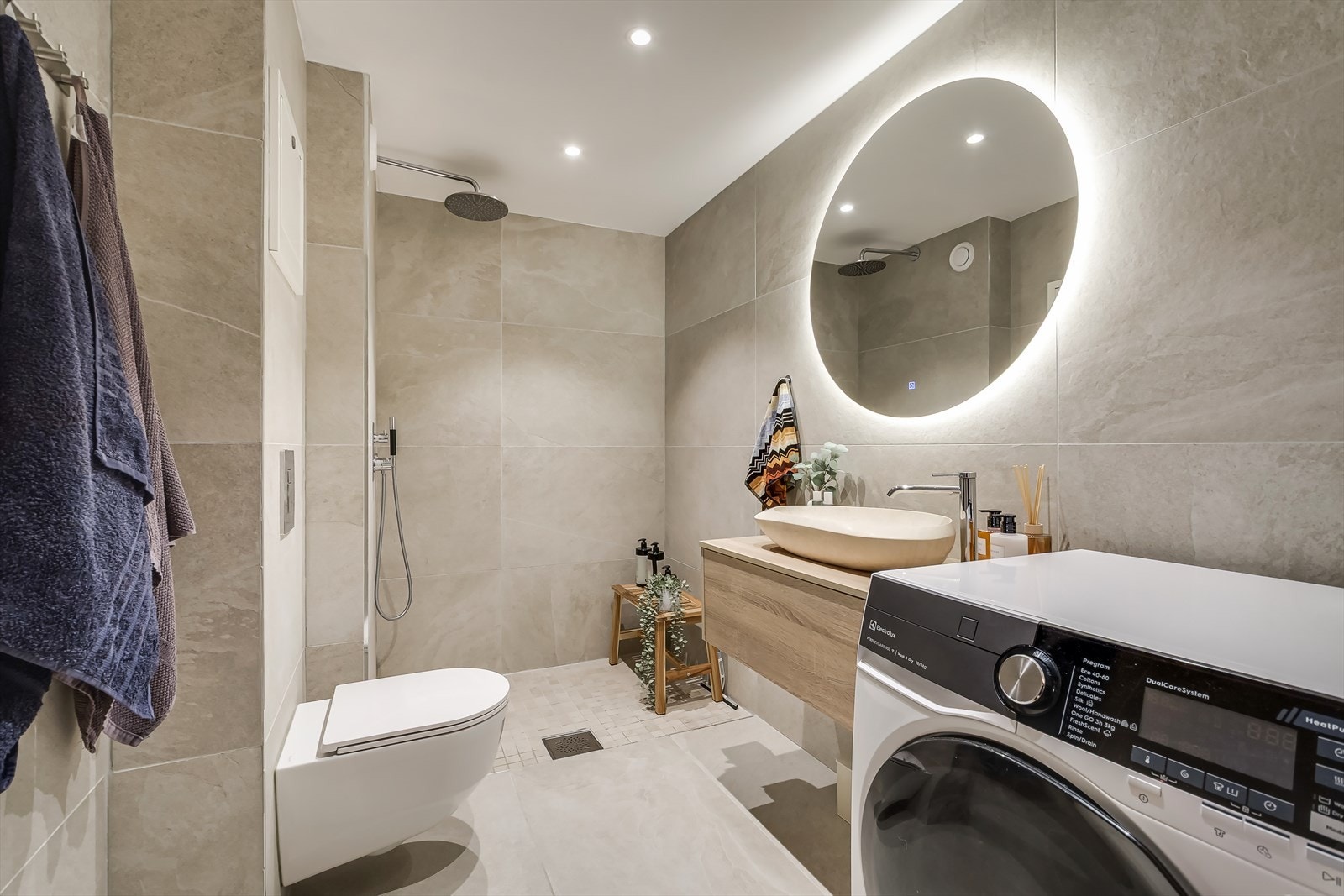 Lekkert bad fra 2025 med moderne og tidsriktige fliser og fargevalg. Badet har behagelig gulvvarme og downlights i taket. Galleribilde