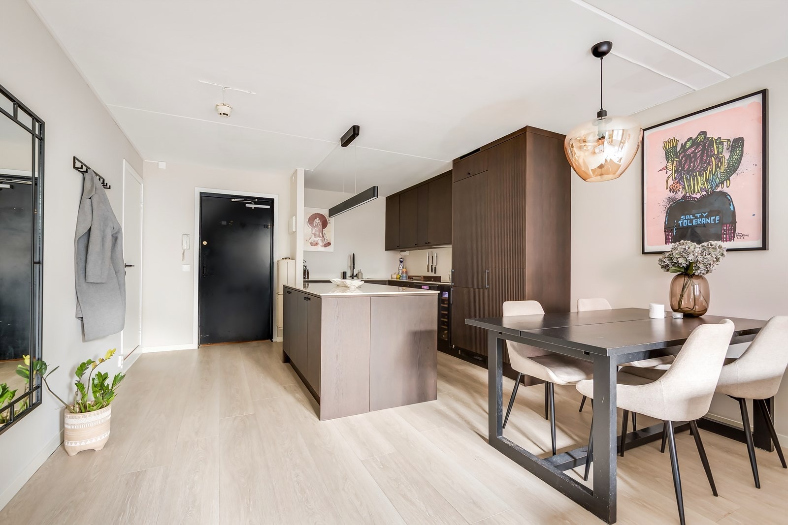 Stuen og kjøkkenet ligger i en åpen og sosial løsning mot hverandre, som skaper et hyggelig oppholdsrom. Galleribilde