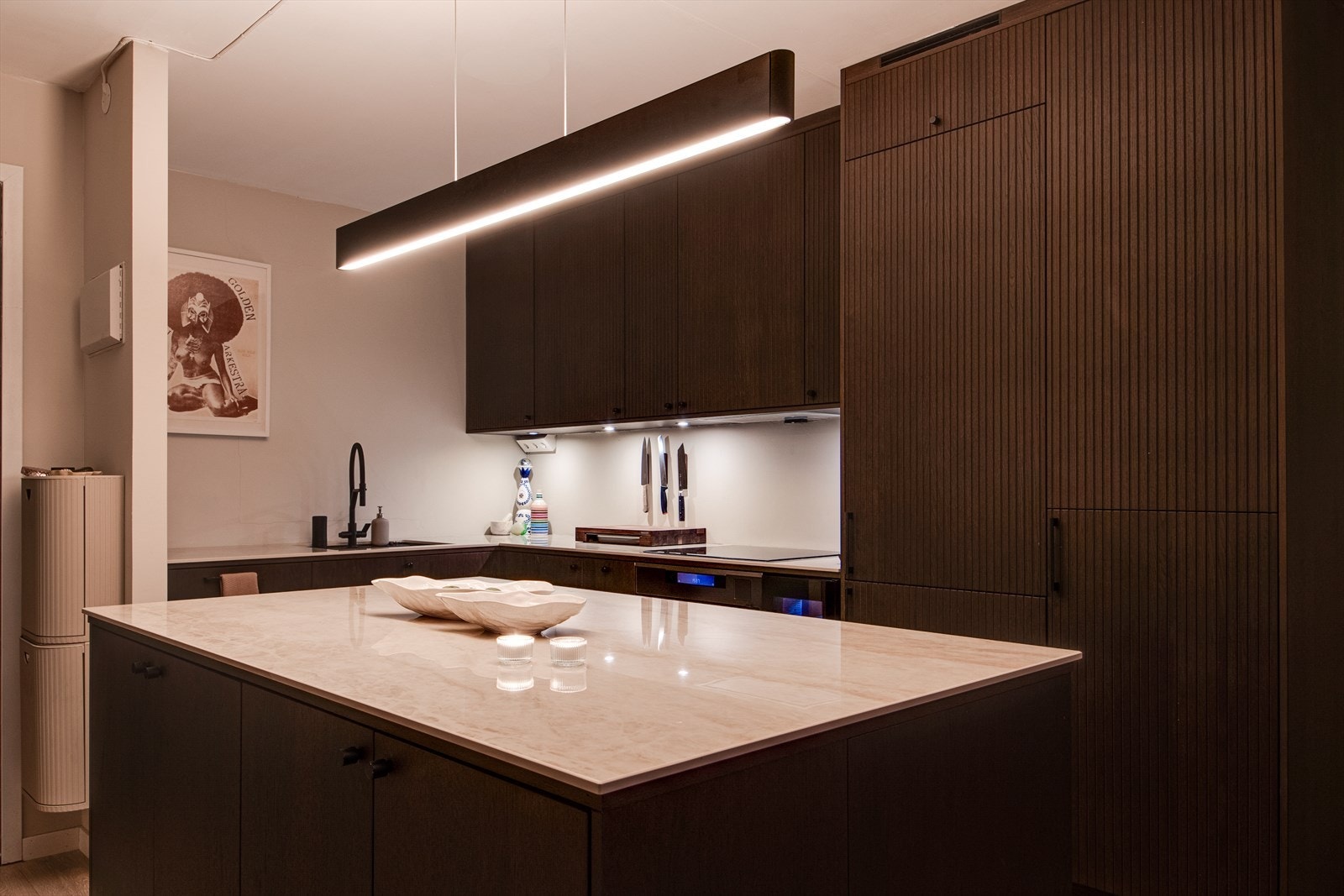 Den praktiske utformingen, kombinert med en sosial kjøkkenøy, gir rikelig med skap- og benkeplass Galleribilde