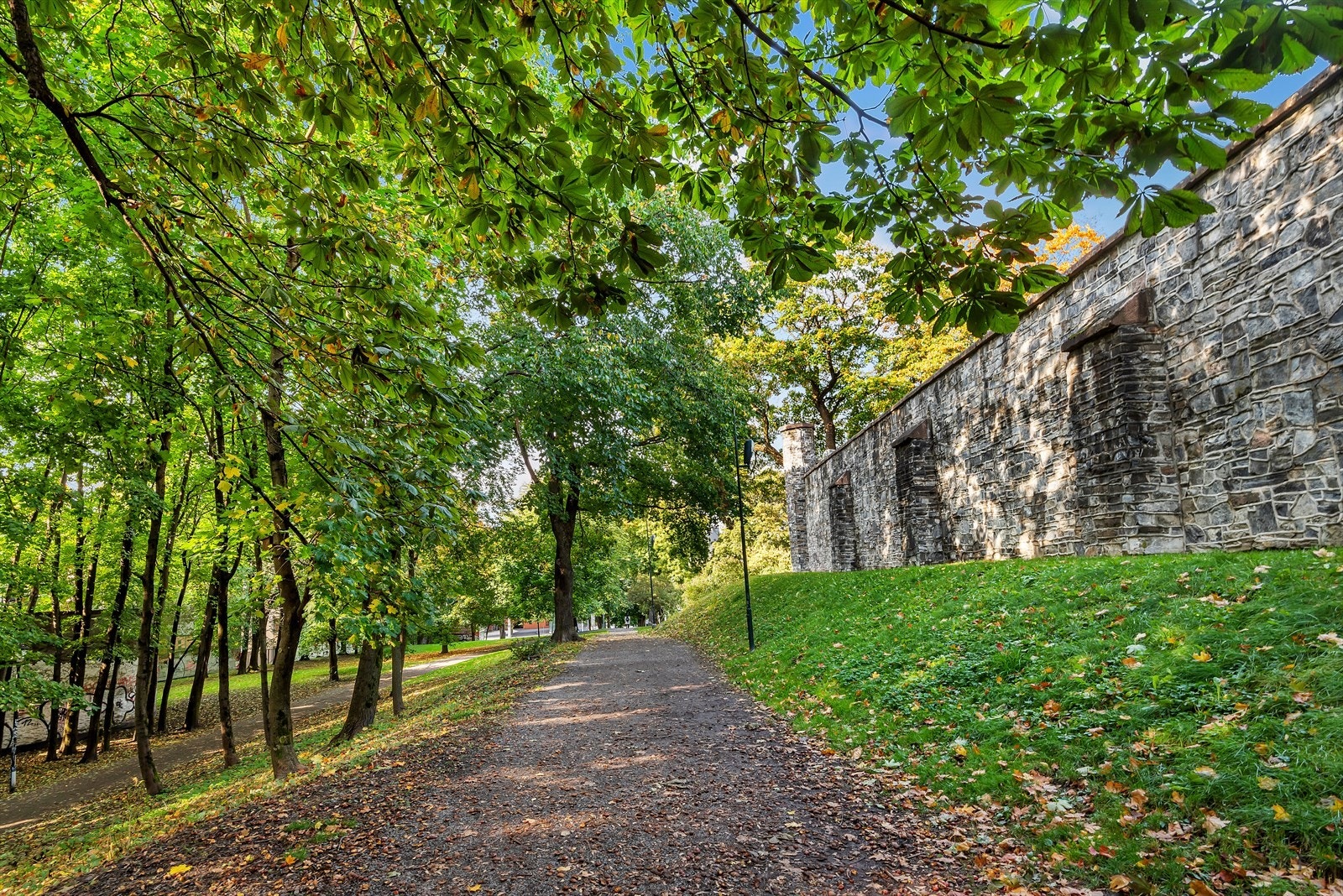 Det er gode tur- og rekreasjonsmuligheter i området. En kort spasertur unna ligger blant annet Ruinparken, Klosterenga, Middelalderparken og Sørenga Galleribilde