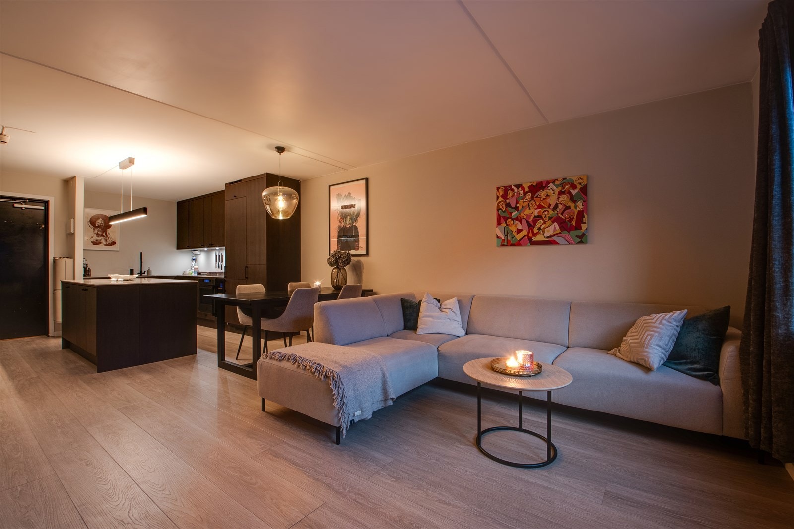 Alle overflatene i leiligheten ble oppgradert i 2024 med smakfulle veggfarger og lyse gulv. Galleribilde