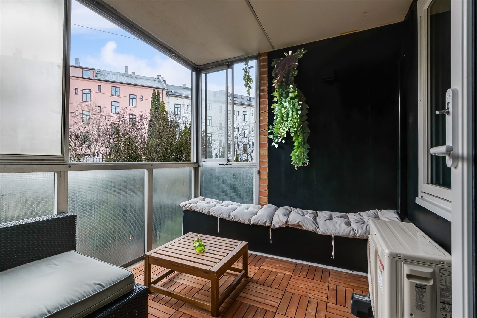 Fra stuen er det utgang til en flott innglasset balkong på 6m² Galleribilde