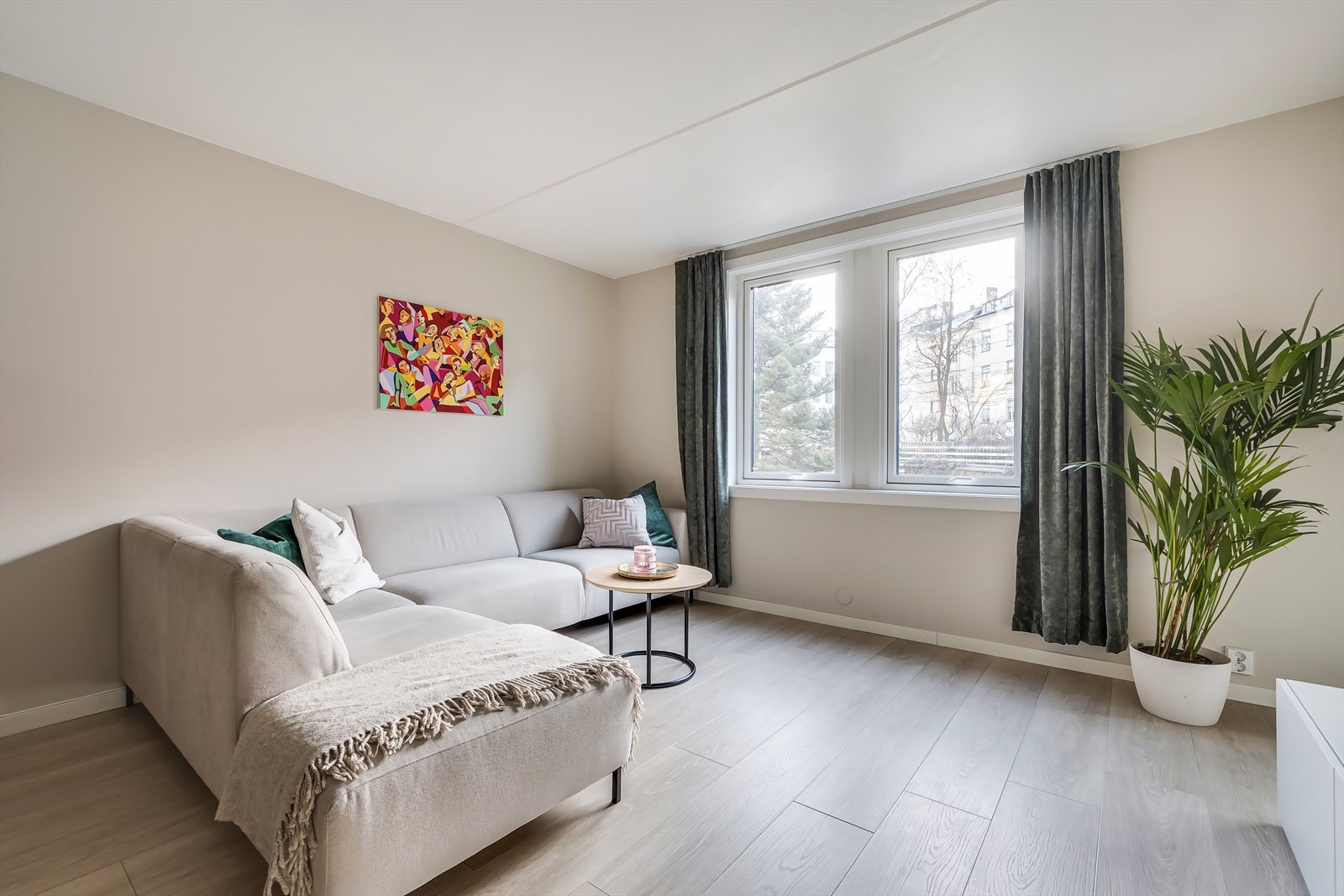 Lys og hyggelig stue med god plass til sofa, tv-møbler og spisebord. Galleribilde