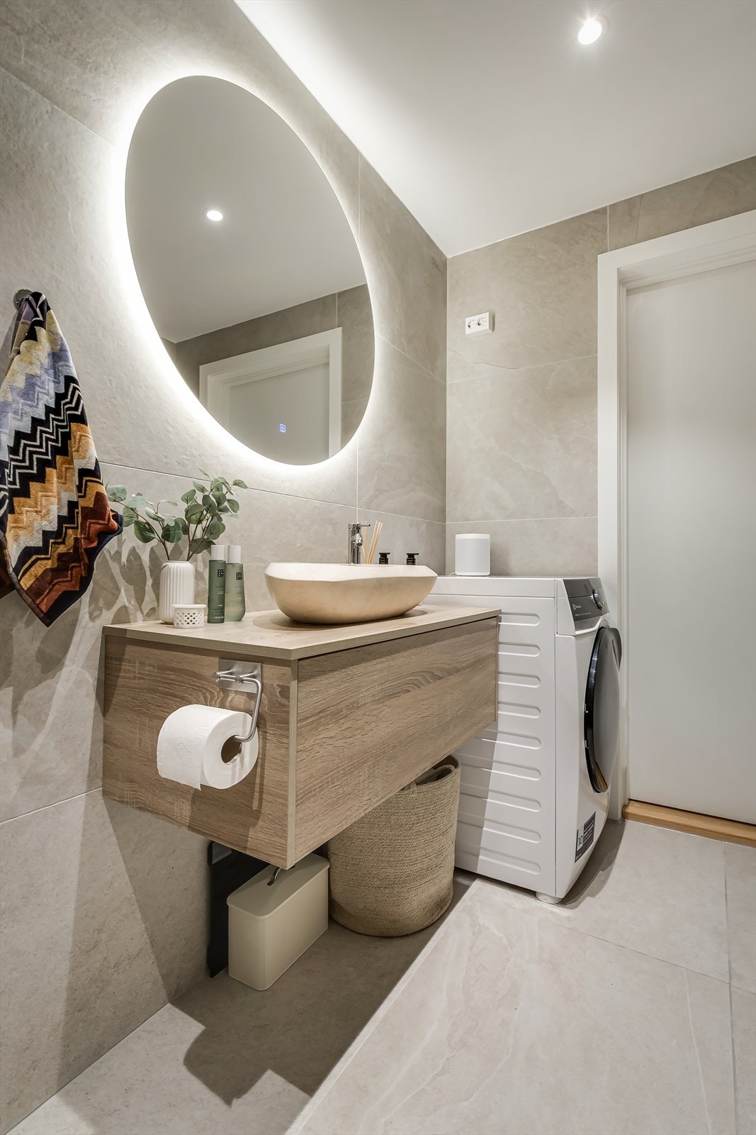 Badet har opplegg for vaskemaskin og rommet er tilkoblet mekanisk avtrekk. Galleribilde