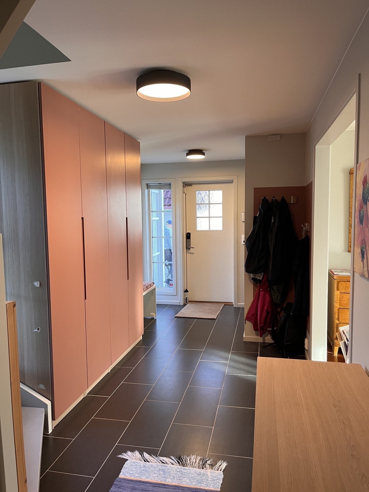 Entré med store garderobeskap Galleribilde