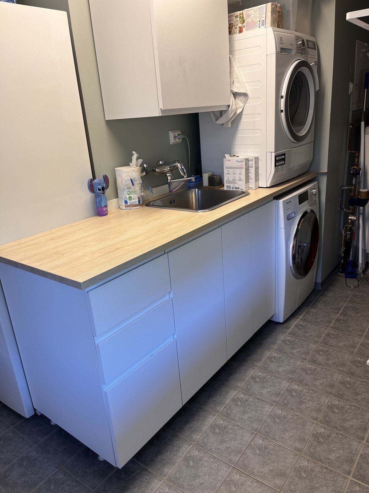 Vaskerom med vaskemaskin, tørketrommel og fryseskap Galleribilde