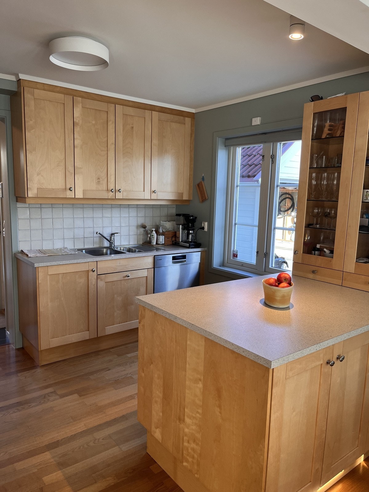 Kjøkken med halvøy og mye skapplass Galleribilde