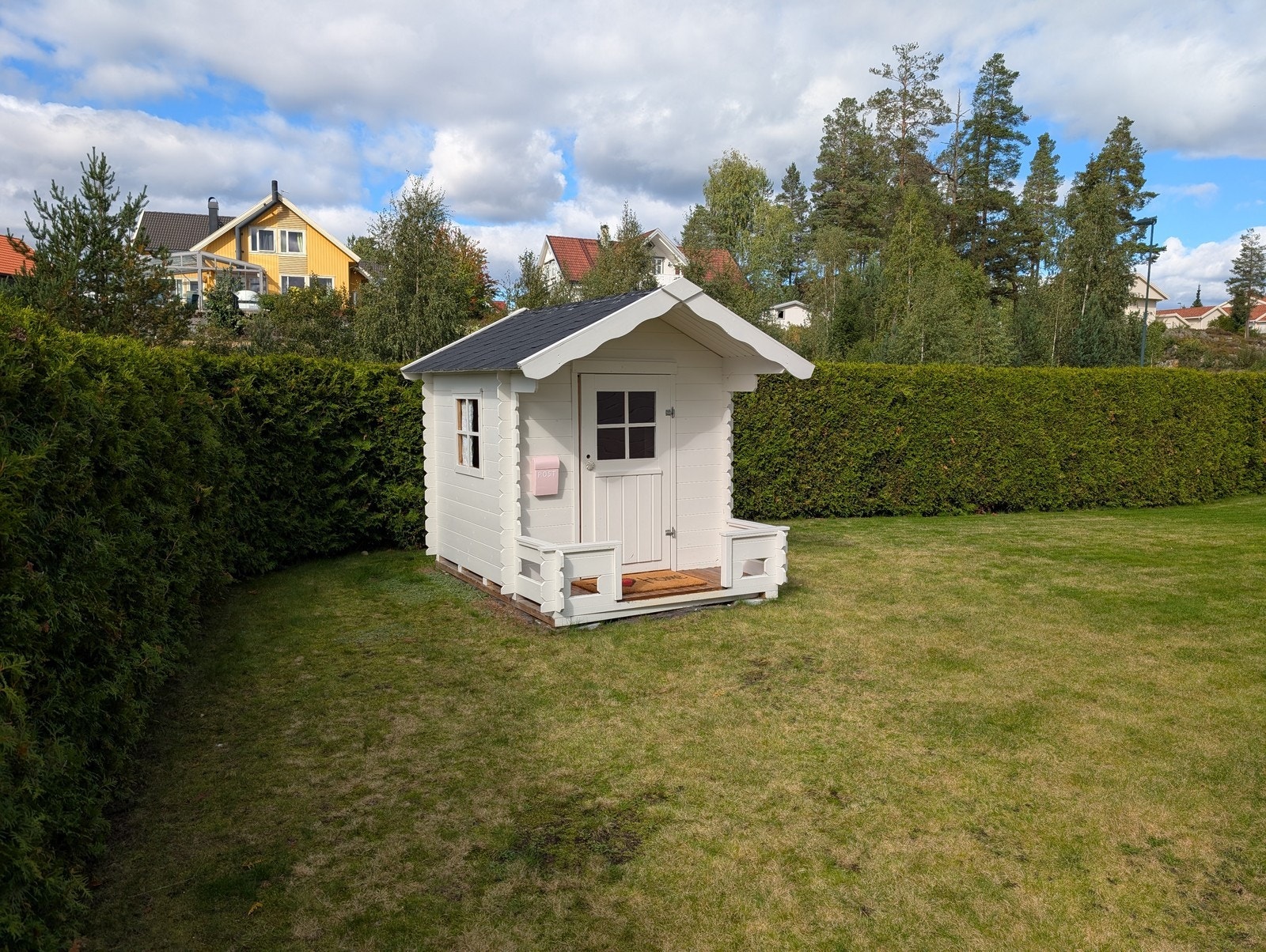 Koselig dukkestue i hagen Galleribilde