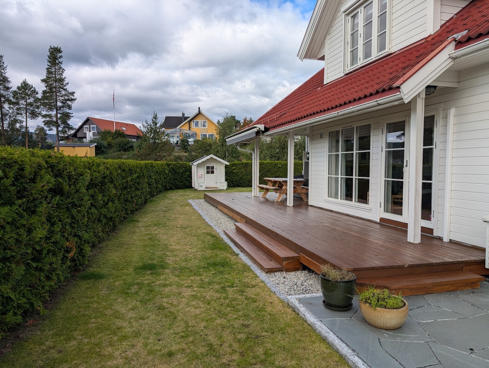 Flott terrasse med utgang fra stuen Galleribilde