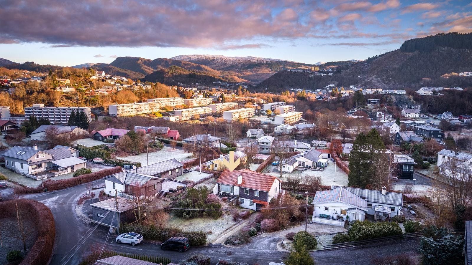 Eiendommen har kun hatt 1 eier - Like bortenfor er der en felles tennisbane som man eier en andel i Galleribilde