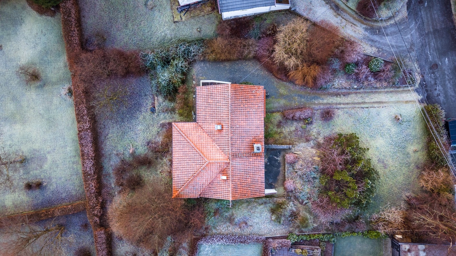 En flott opparbeidet tomt med flere solrike soner Galleribilde