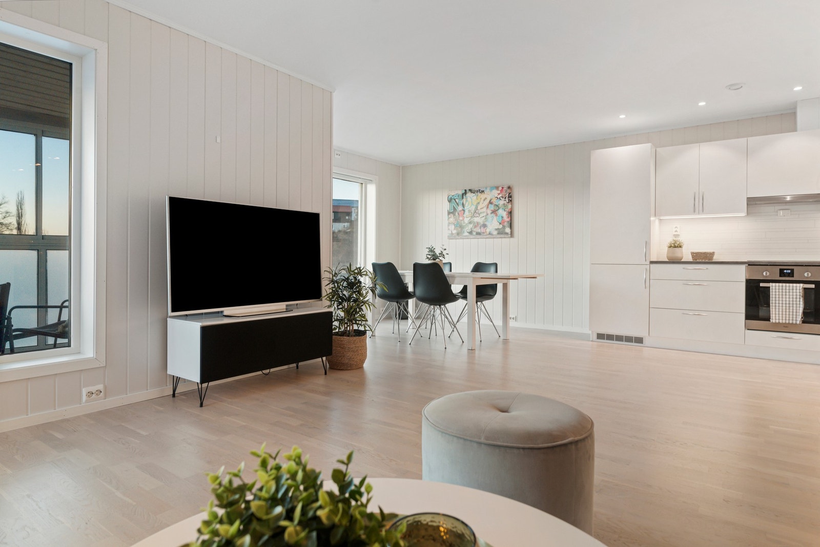 Lys og moderne leilighet med åpen løsning mellom kjøkken og stue Galleribilde