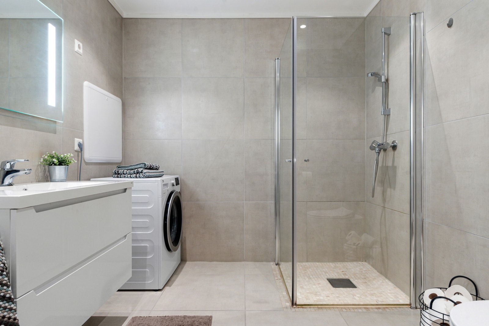 Opplegg for vaskemaskin og tørketrommel på bad. Det er også etablert rør-i-rør fordelerskap på bad Galleribilde