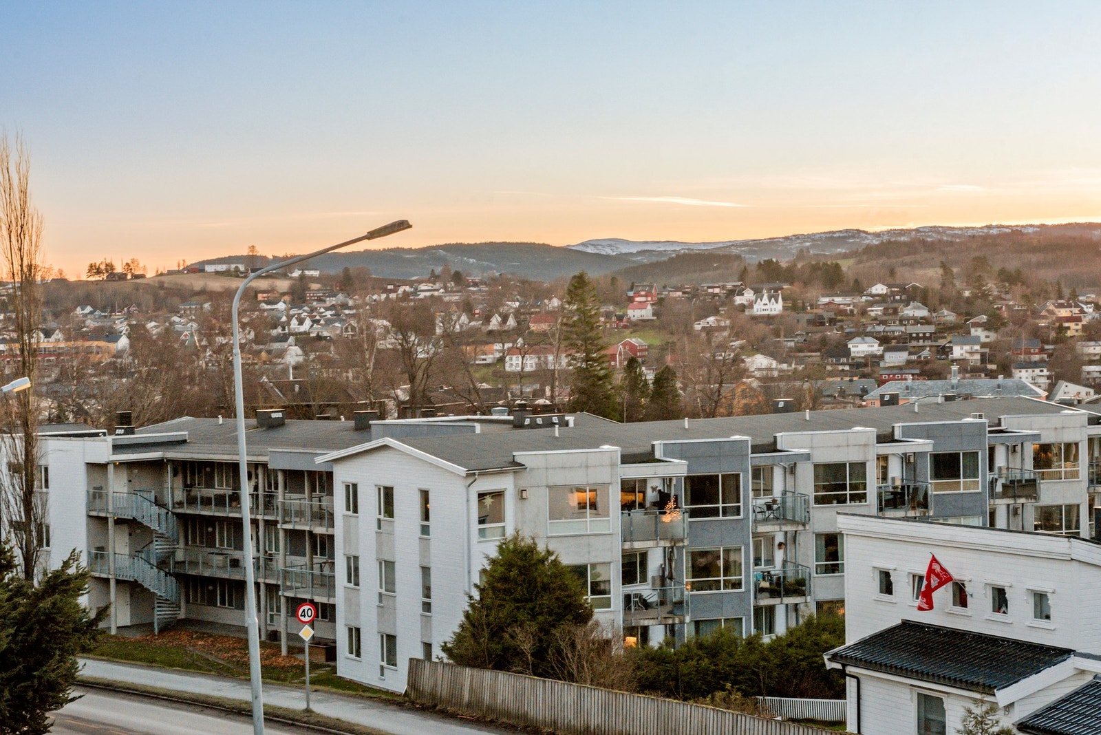 Sørvendt og inglasset balkong med flott utsikt mot Levanger by. Galleribilde