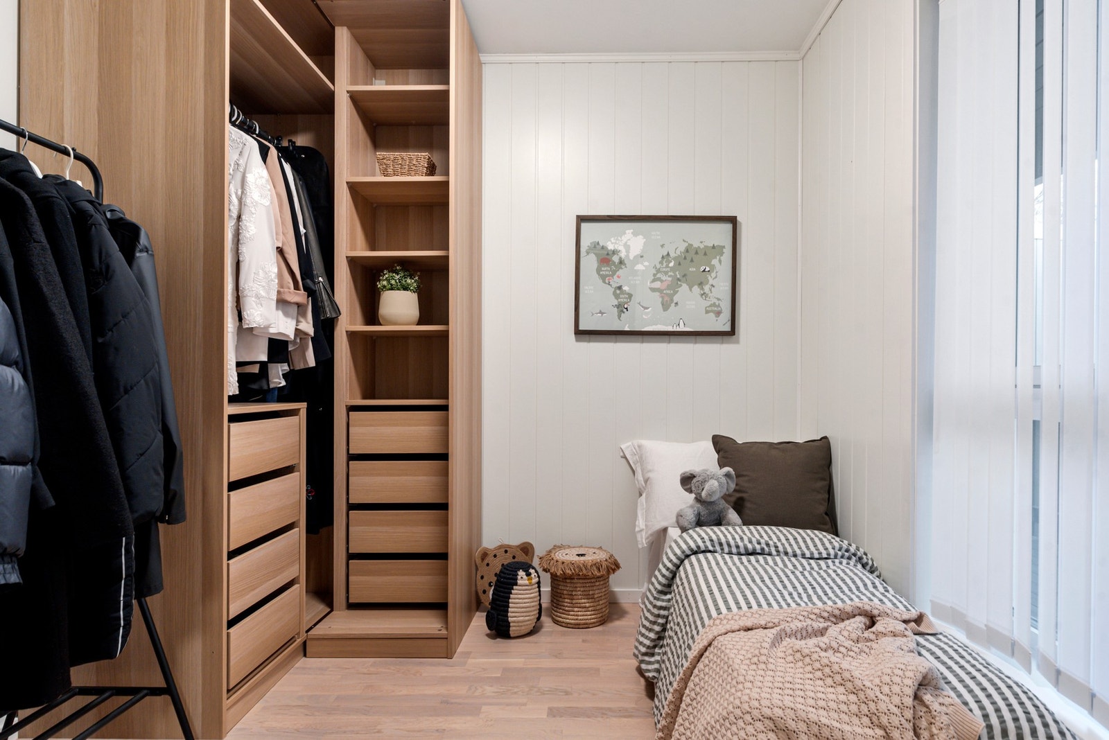 Soverom nr 2 er på 6m². Praktisk garderobeskap Galleribilde