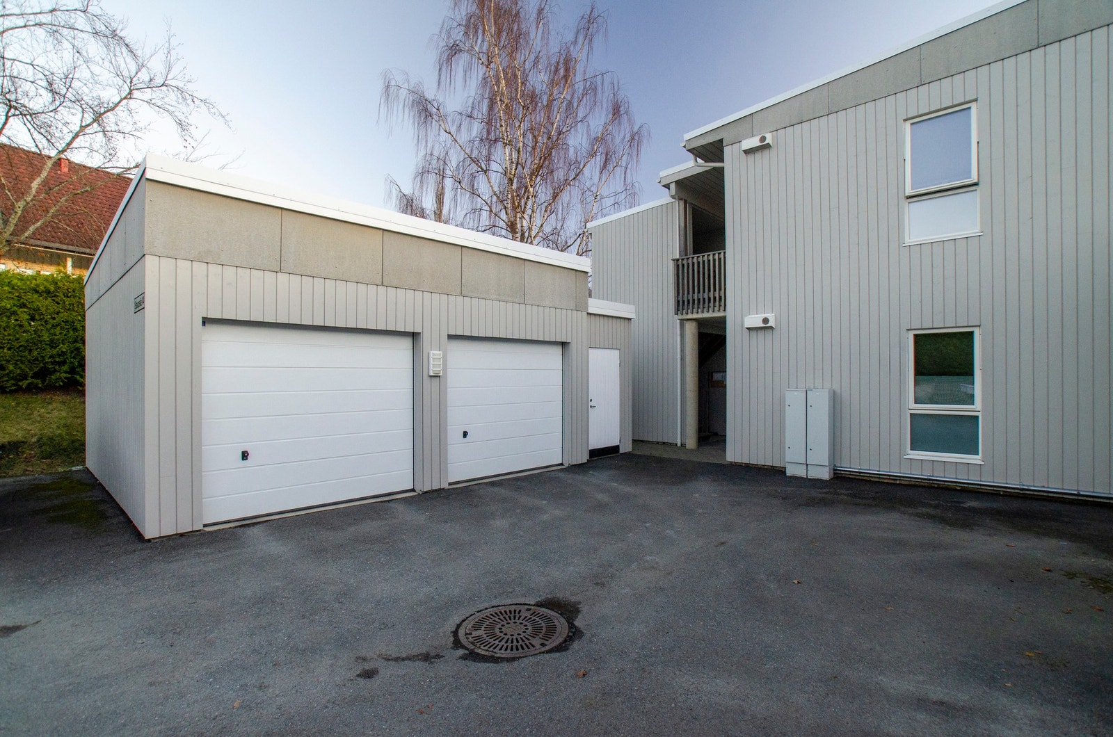 Leiligheten har egen garasje/sportsbod. Galleribilde