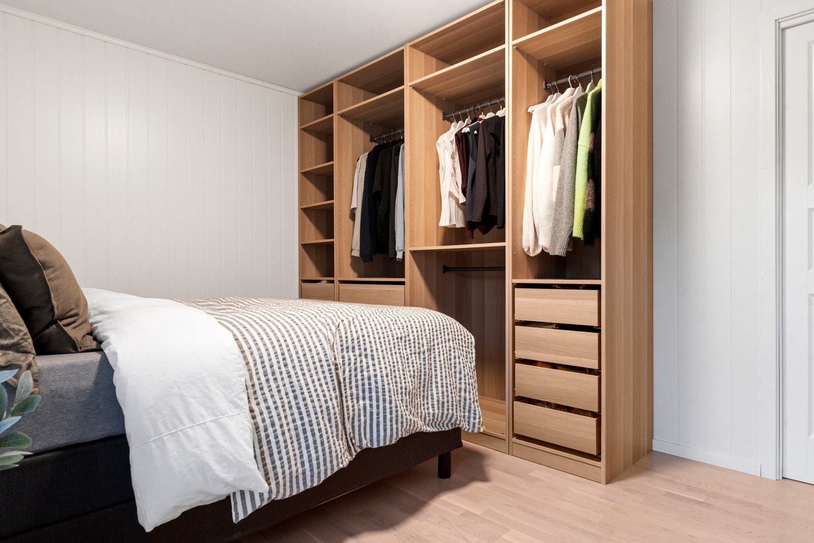 Rikelig med garderobeskap Galleribilde