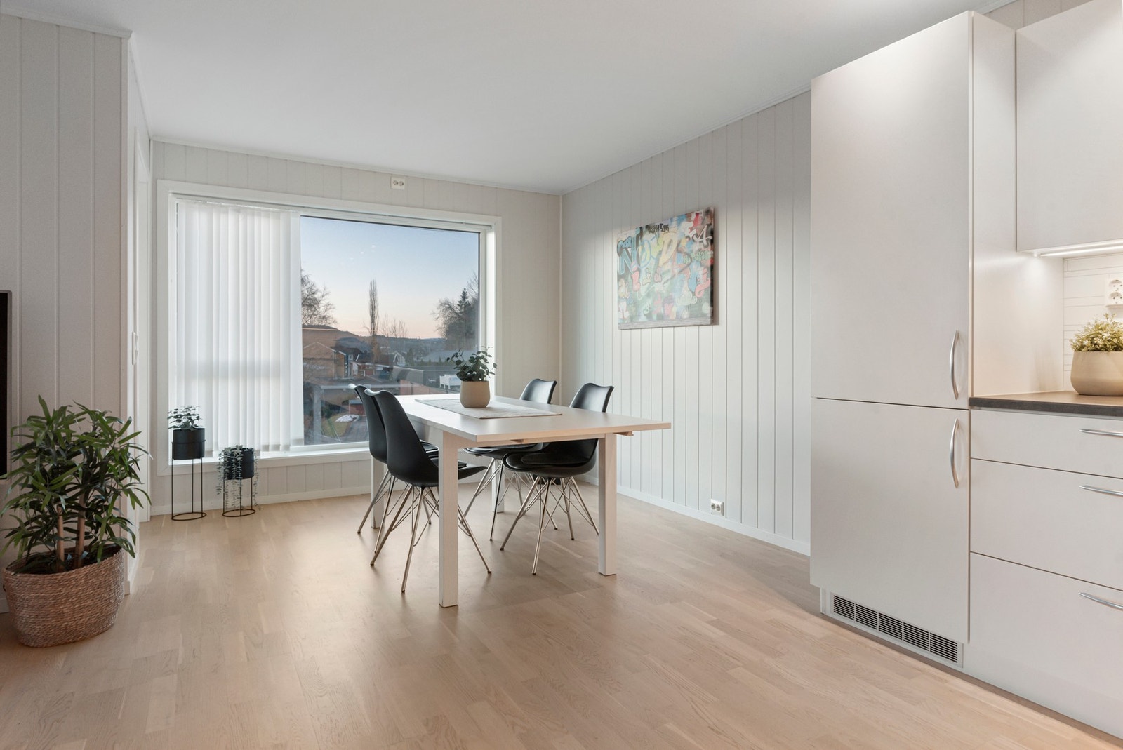 Godt med plass til romslig spisebord i tilknytning til kjøkken Galleribilde