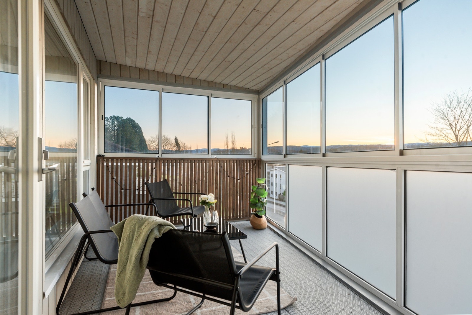 Innglasset veranda på 9m² med sol fra tidlig formiddag. Verandaen ligger vendt mot sør. Galleribilde