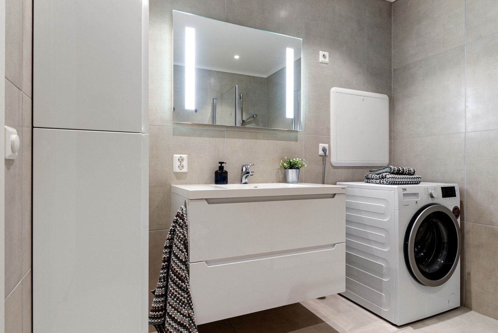 Pent flislagt bad med varmekabler i gulv Galleribilde