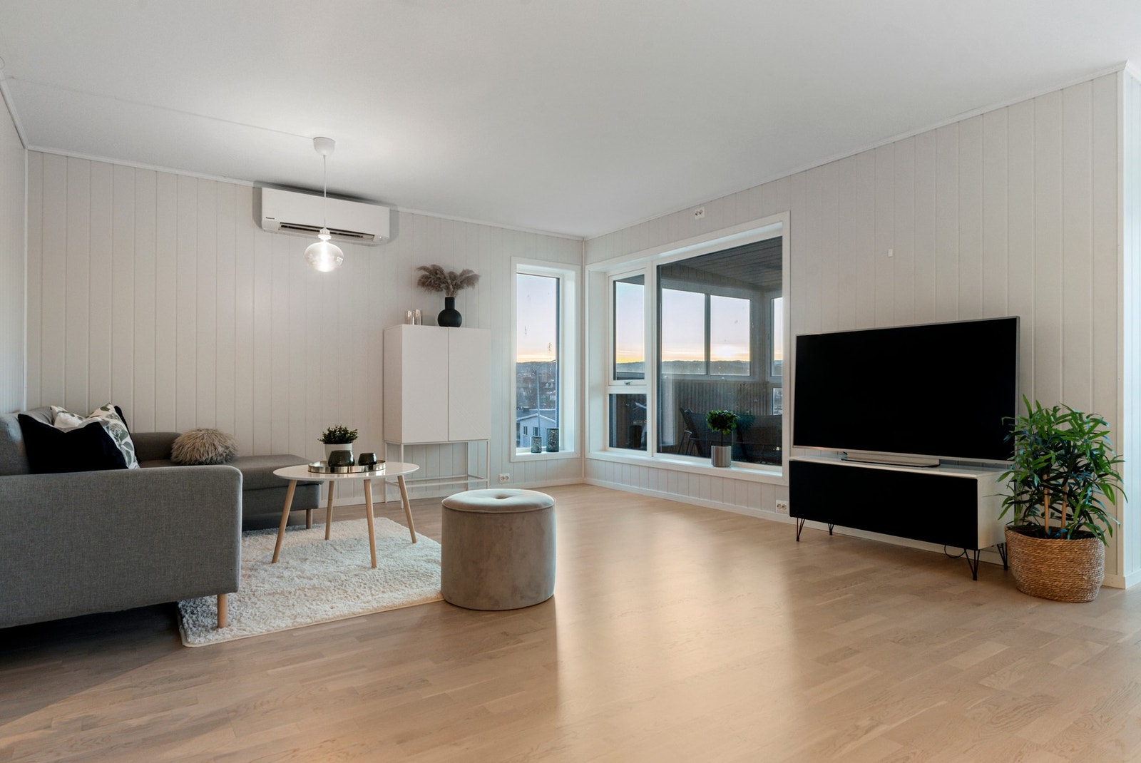 Moderne kvaliteter som balansert ventilasjon, automatsikringer, rør-i-rør skap og store vindusflater Galleribilde