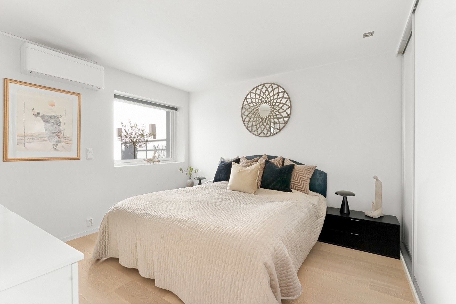 Det første soverommet er lyst og romslig med parkettgulv med elektrisk gulvvarme og lyse overflater. Varmepumpe er montert Galleribilde