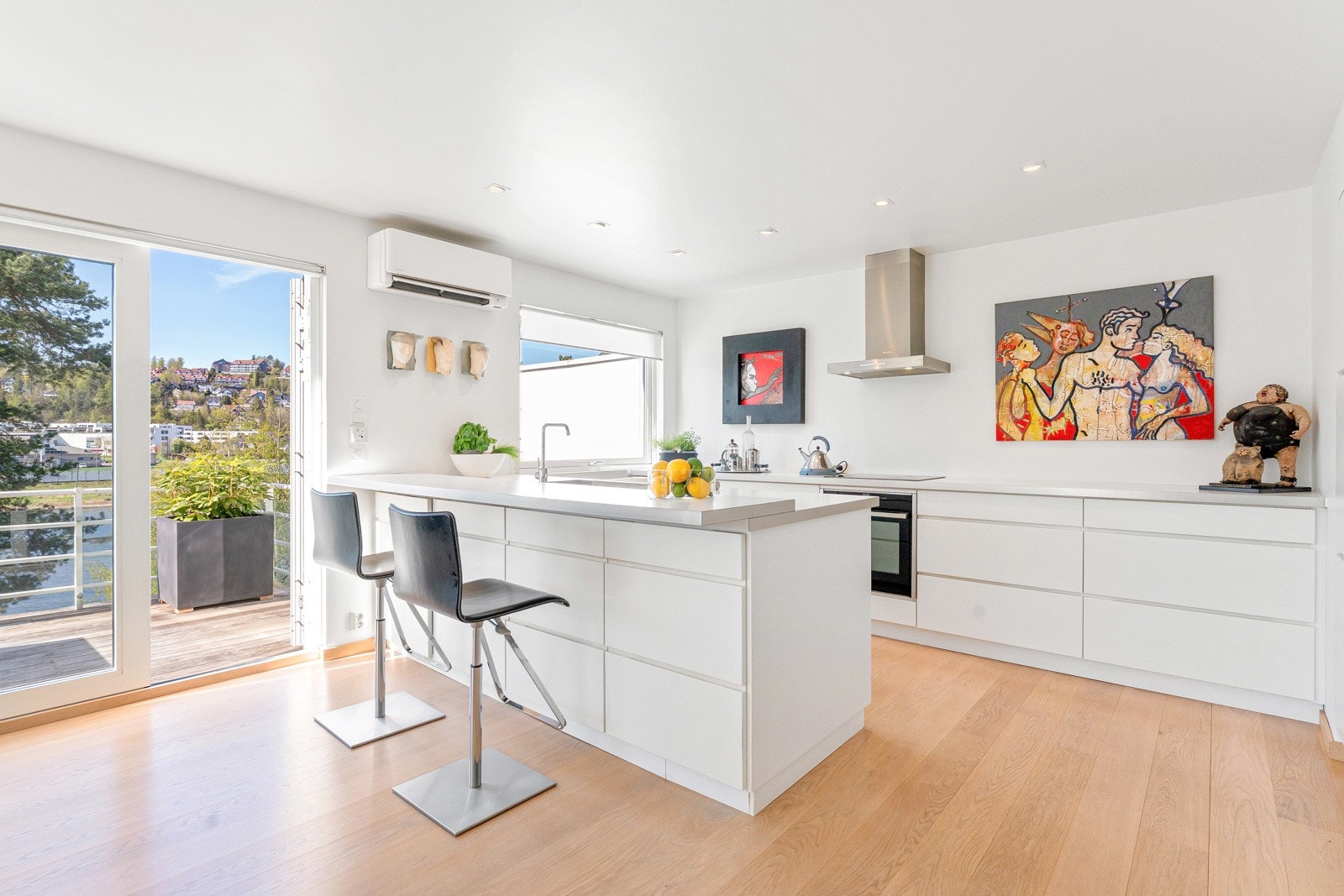 Innredningen fra Kvik består av hvitlakkerte, glatte fronter med integrerte gripelister Galleribilde