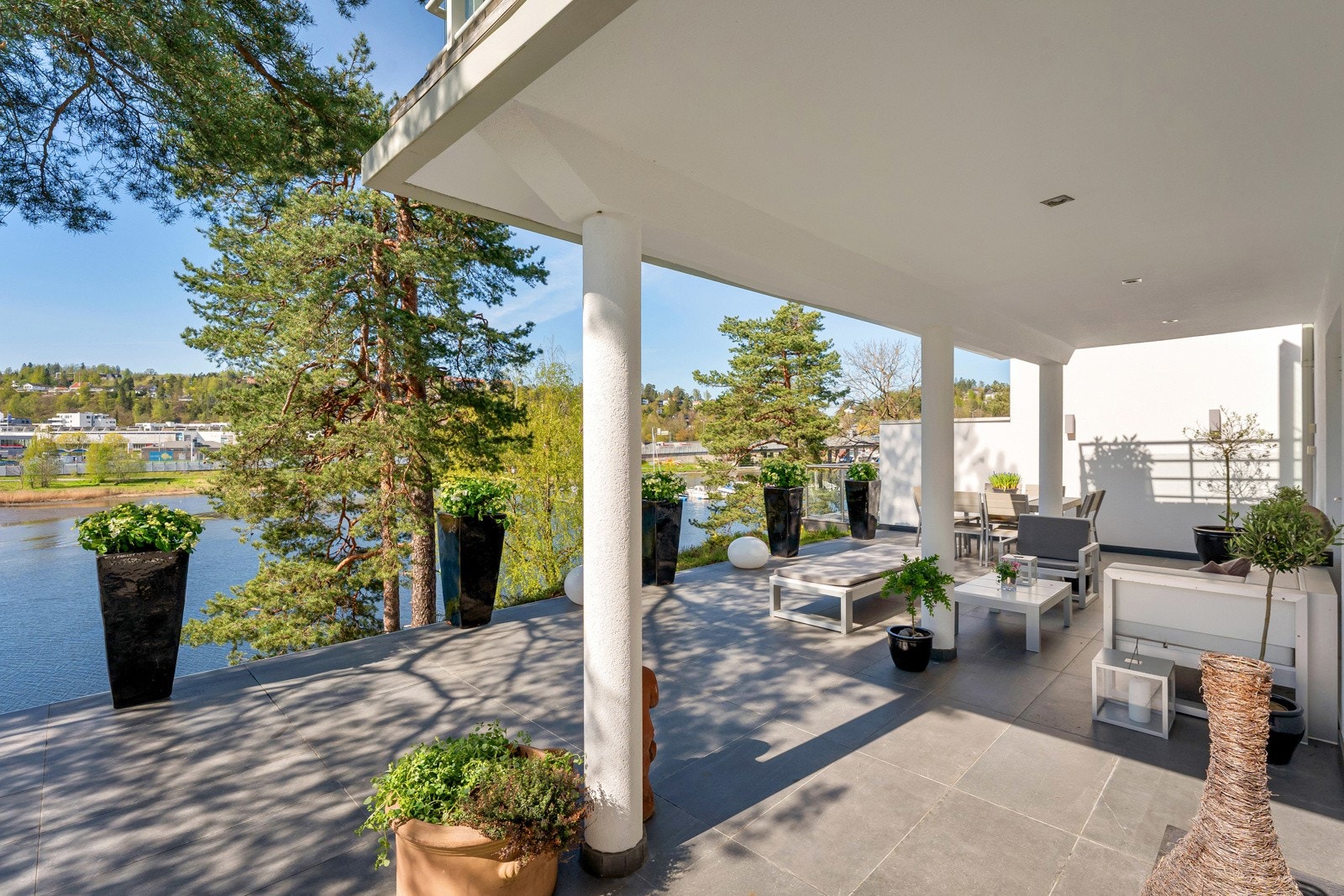 Her bor du i fantastiske omgivelser med båthus, strandlinje og 1/2 part av brygge Galleribilde