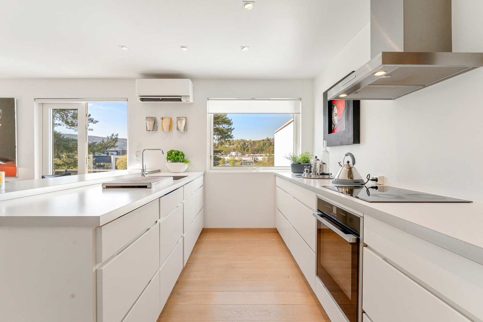 Ventilator med avtrekk ut er plassert over koketoppen Galleribilde