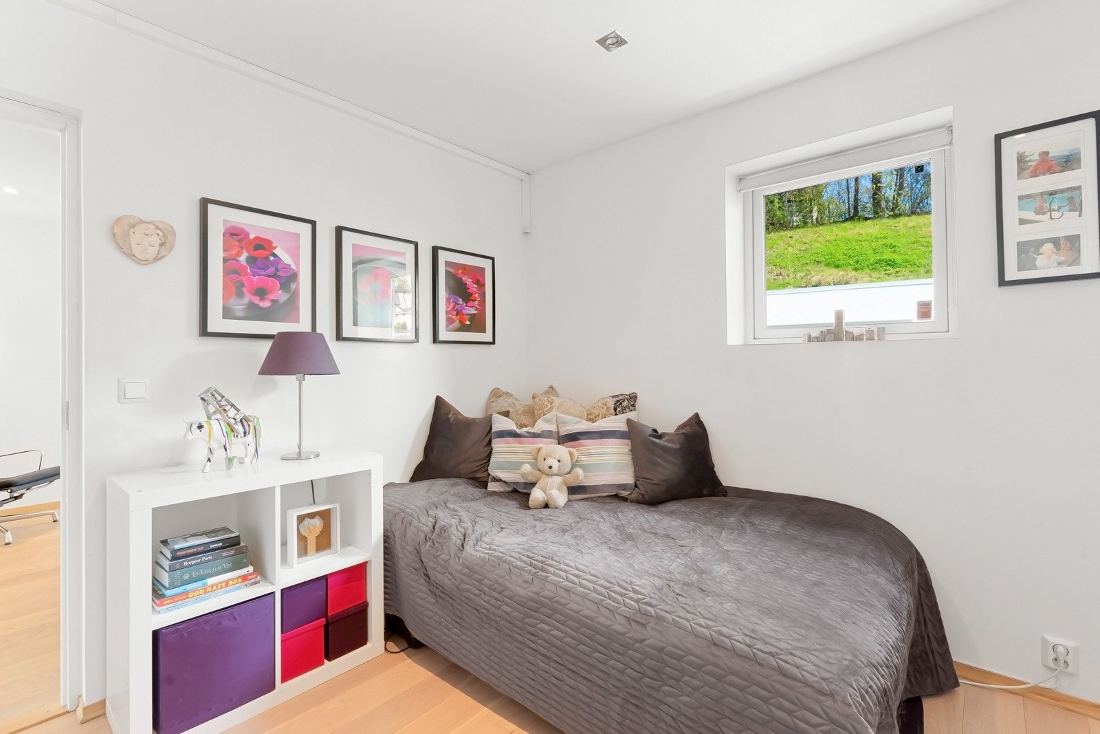 Det andre soverommet er også av god størrelse og fremstår lyst og innbydende Galleribilde