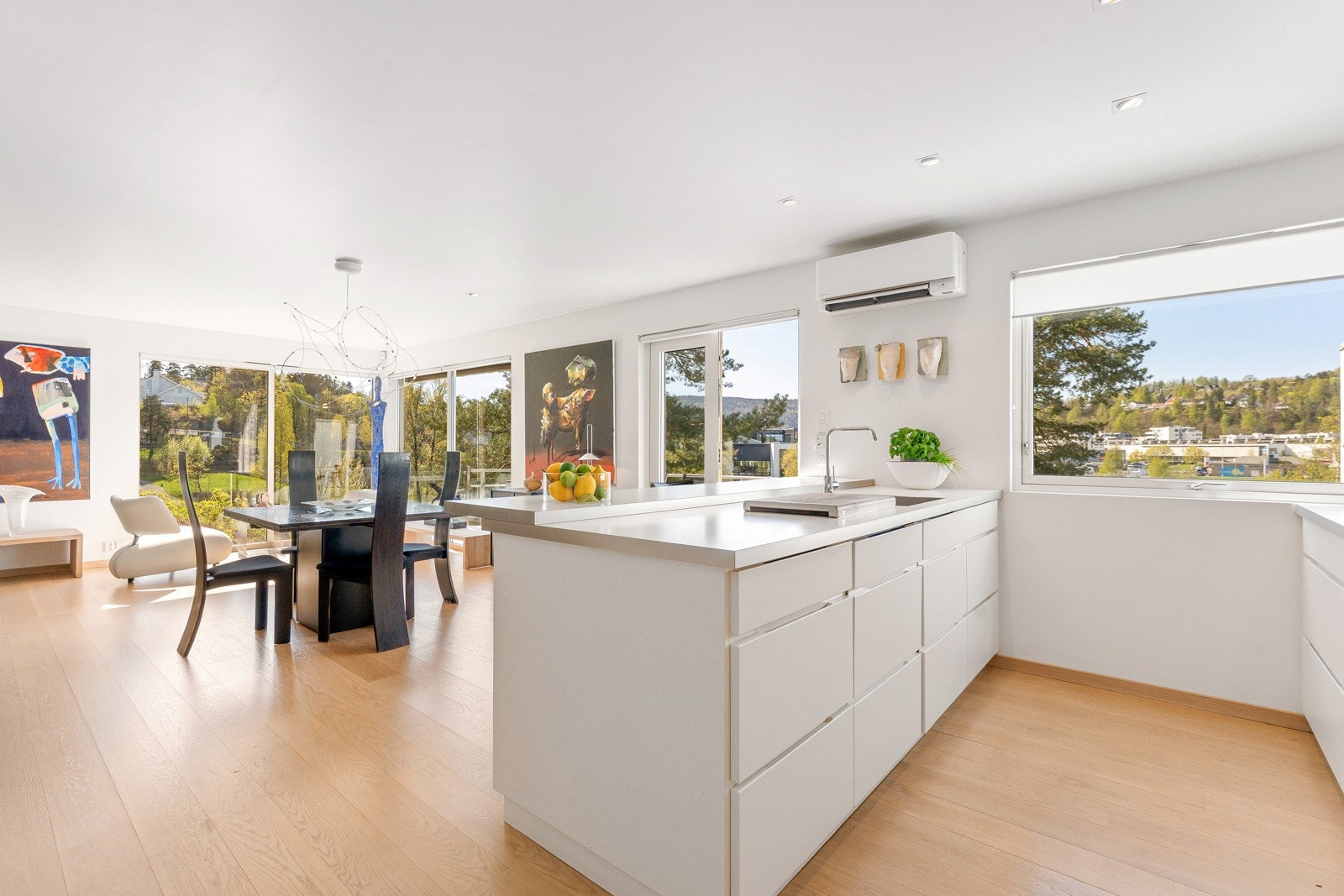 Store vindusflater slipper inn rikelig med naturlig lys og gir et flott utsyn mot nærområdet Galleribilde