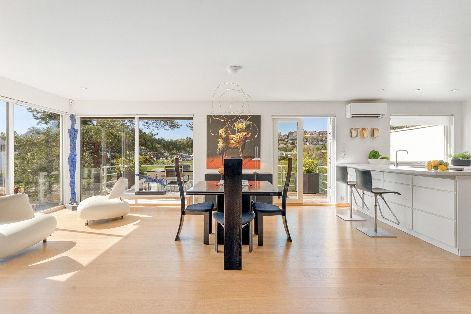 Den åpne stue- og spisestueløsningen er romslig og fleksibel, med muligheter for å dele inn i ulike soner Galleribilde